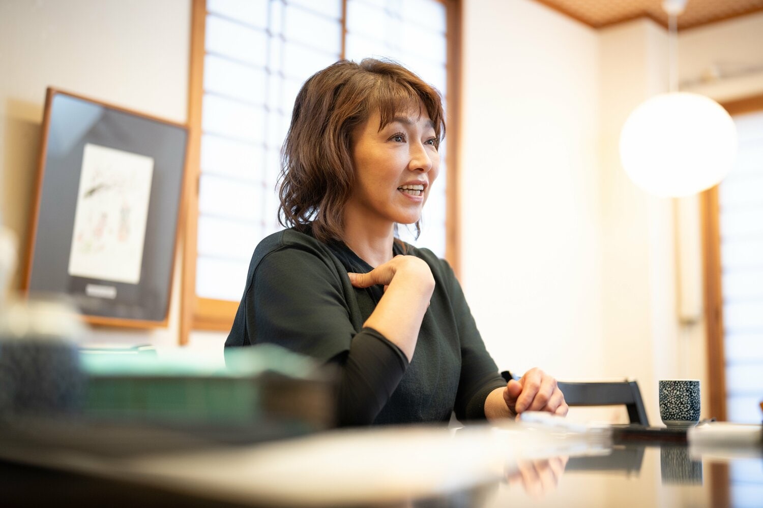 インタビューに答える小倉由美さん。現在は天ぷら割烹の女将に