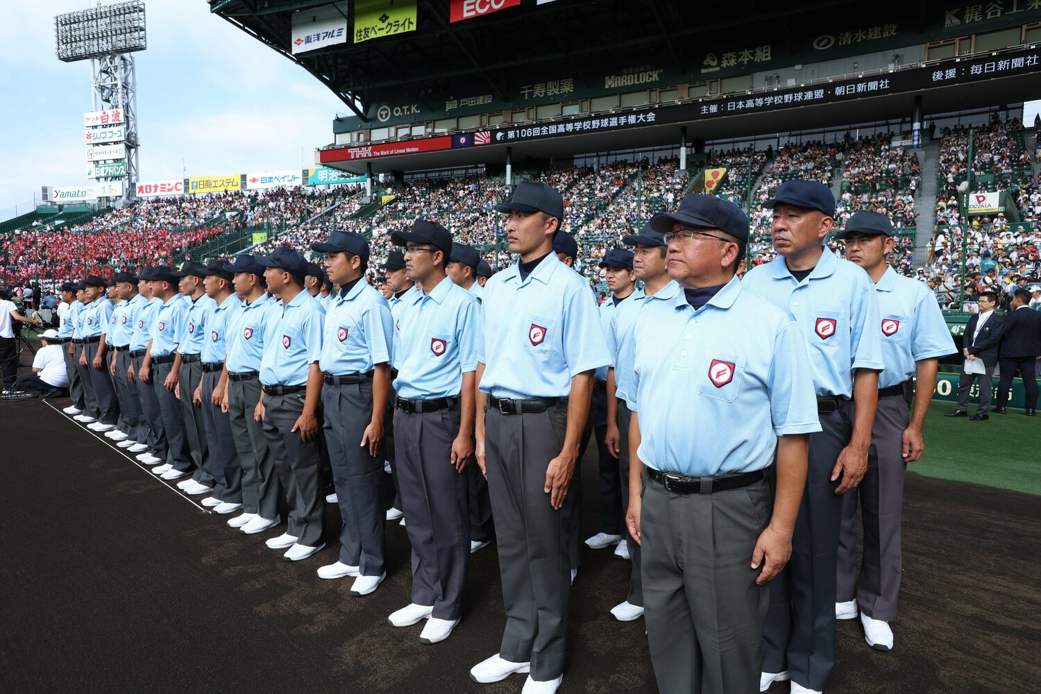 甲子園の開会式で整列する審判団　©JIJI PRESS
