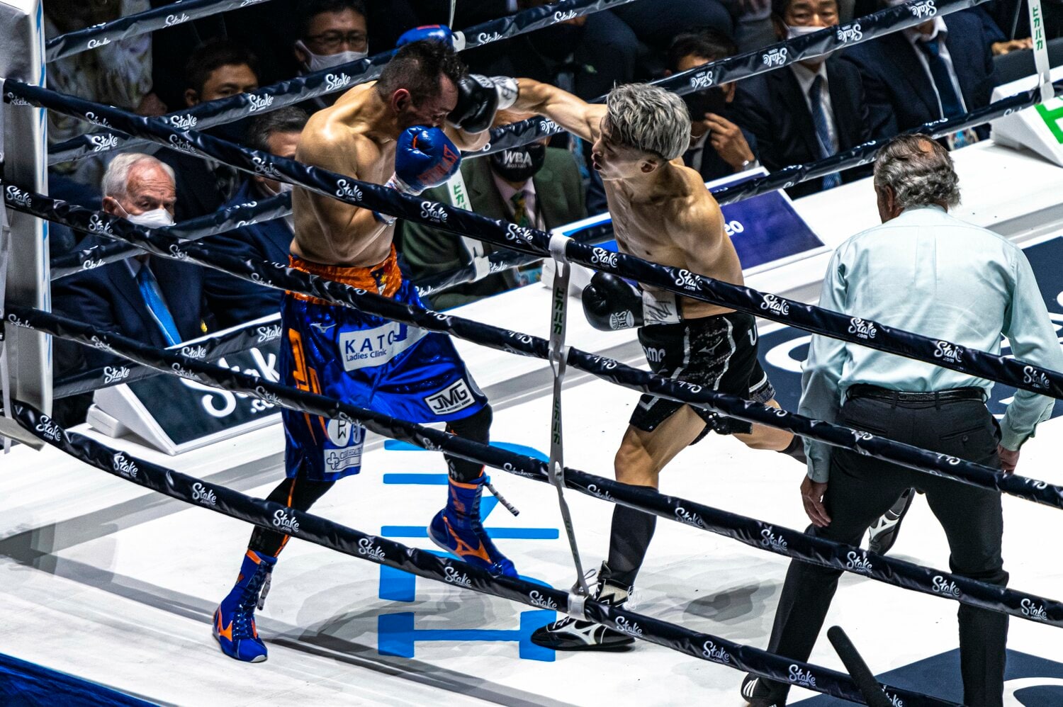 百戦錬磨のドネアをも凌駕する井上のパワー　©Takuya Sugiyama