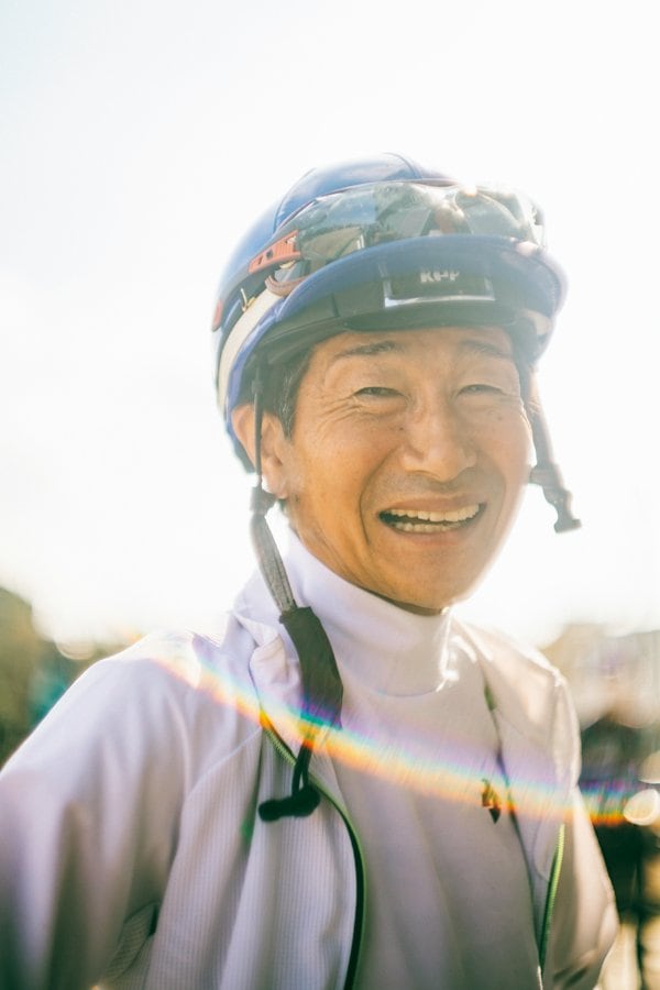 柴田善臣/1966年7月30日生、青森県出身。競馬学校1期生。'85年騎手デビュー。以降、GI11勝など第一線で活躍。現在JRA騎手として現役最年長で、史上最年長勝利記録(58歳2カ月7日)を保持している。JRA通算2333勝(歴代6位)、重賞96勝(10月18日現在)。164cm ©Kiichi Matsumoto