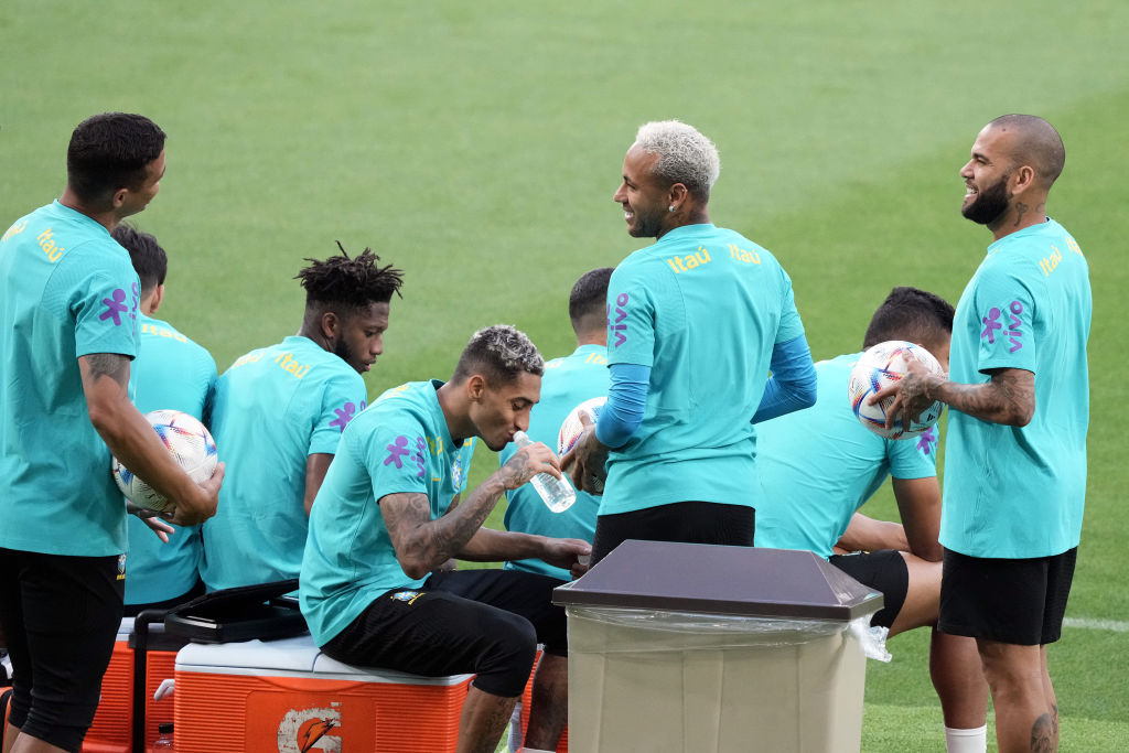 練習の合間に歓談するブラジル代表　©Getty Images
