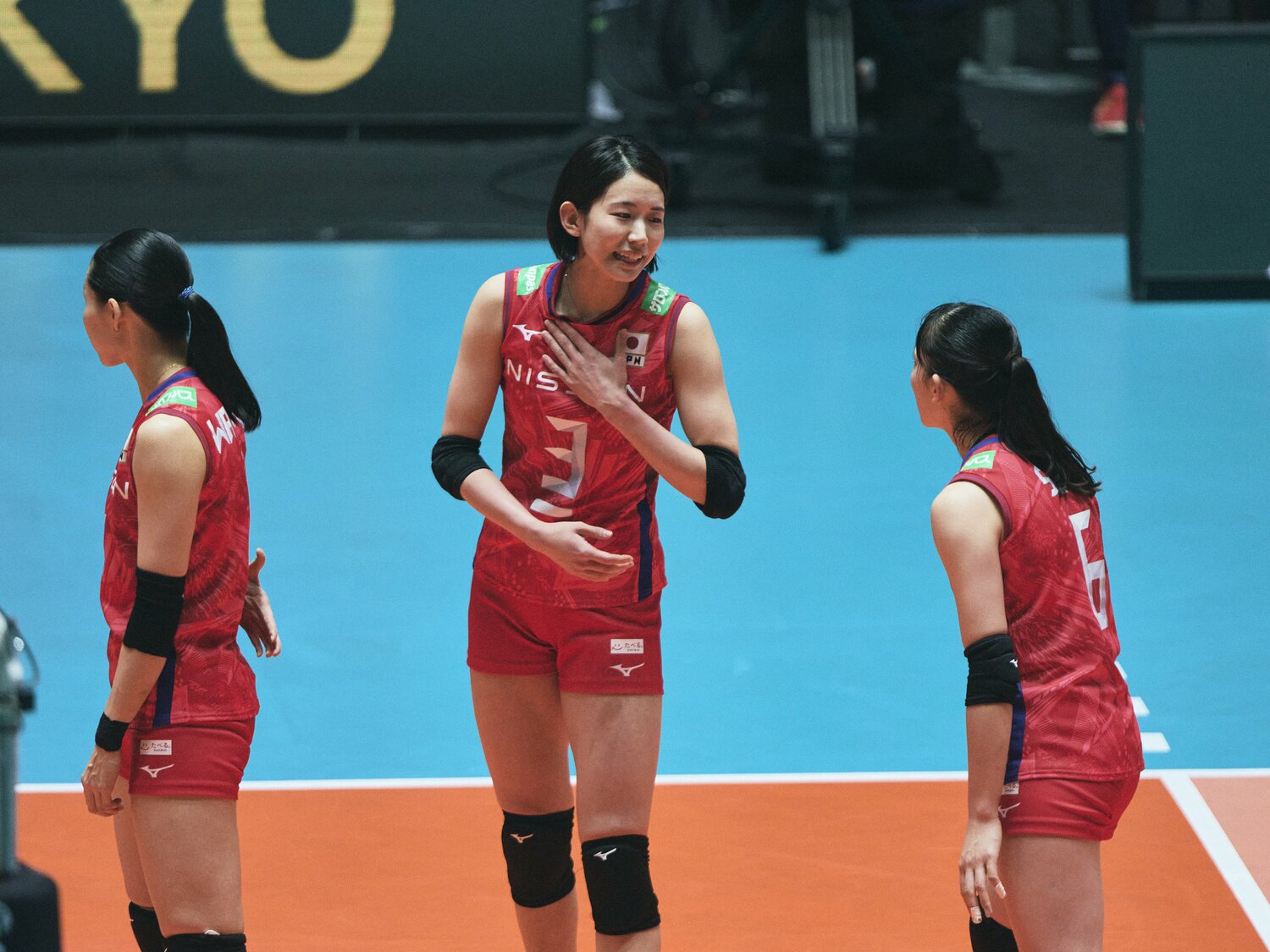 セッター関菜々巳に話しかける古賀紗理那　©︎Yuki Suenaga