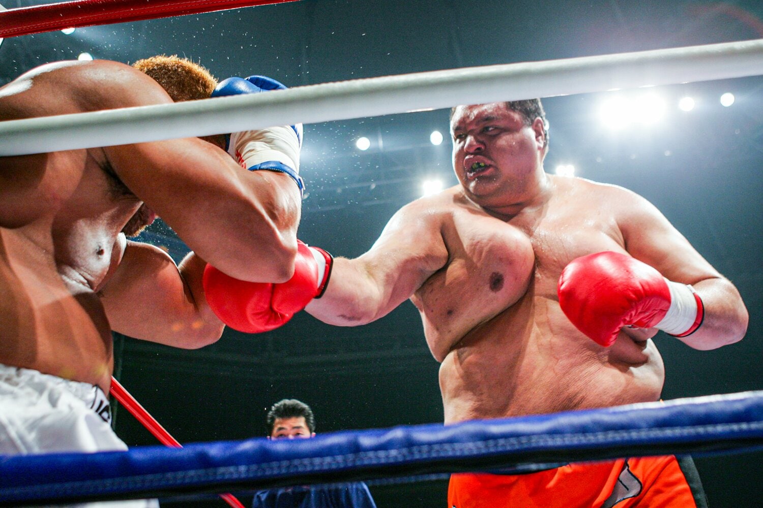 パンチのラッシュで角田信朗を追い詰める曙 ©Susumu Nagao