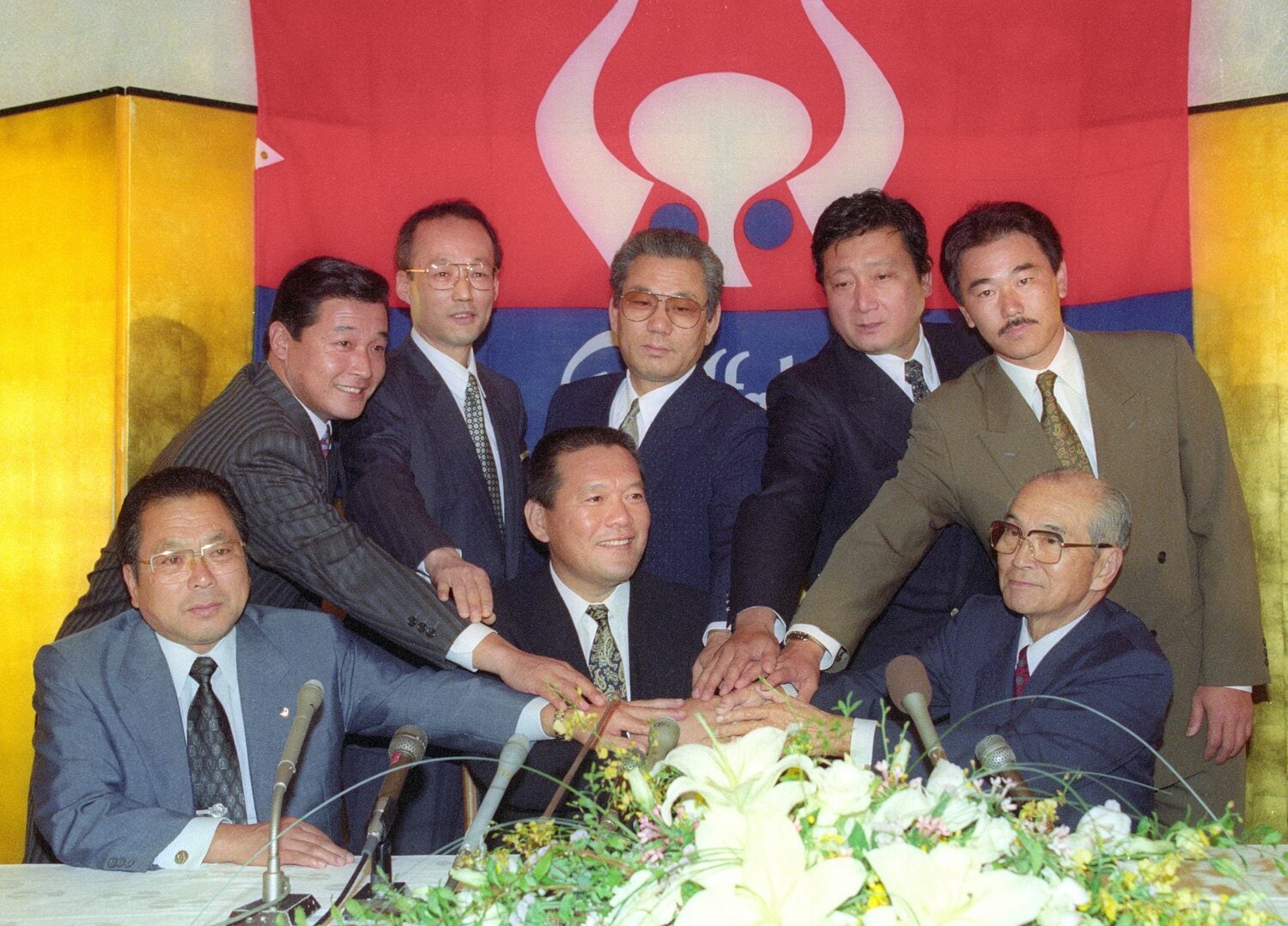 1992年、鈴木の監督就任発表。前列右が上山善紀オーナー。前列中央が鈴木啓示監督、左が前田泰男球団社長　©KYODO