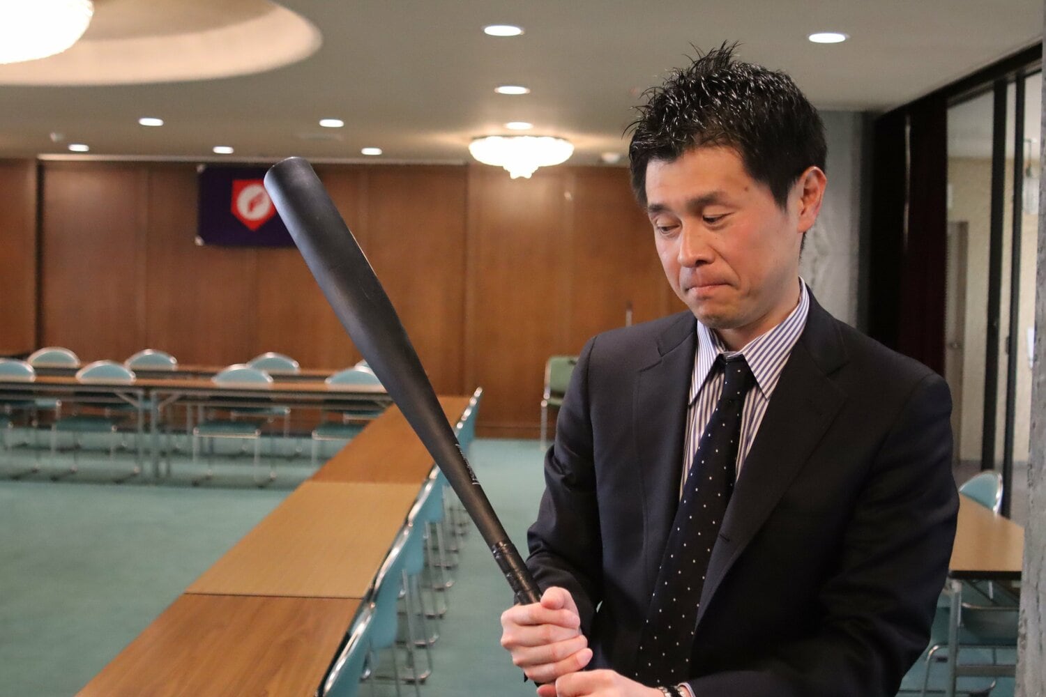 新規格バットを手にする古谷事務局次長　©Kou Hiroo