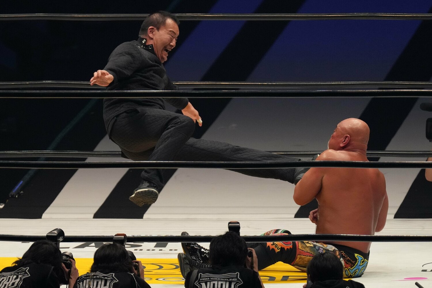 シャイニングケンカキックを決める蝶野　©︎Essei Hara