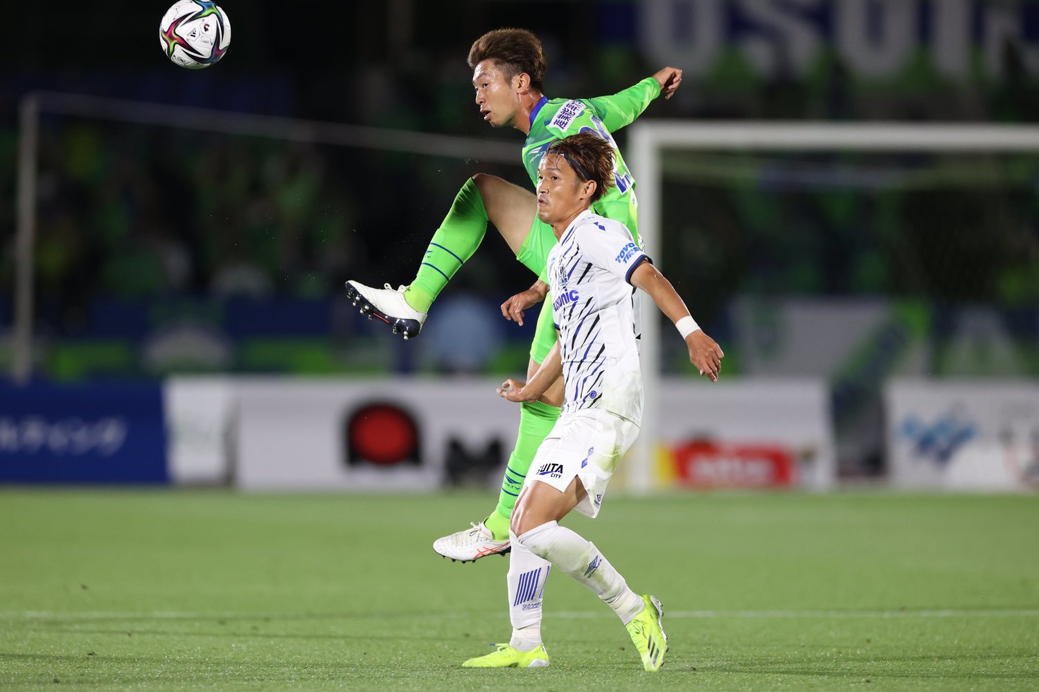 自陣で体を寄せる宇佐美