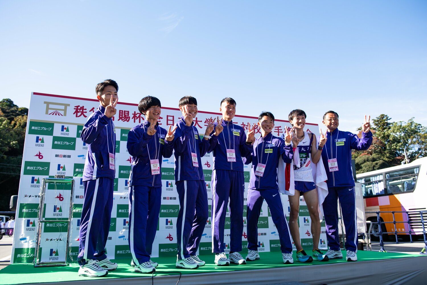 全日本大学駅伝で3連覇を成し遂げた選手たちと監督　©Nanae Suzuki