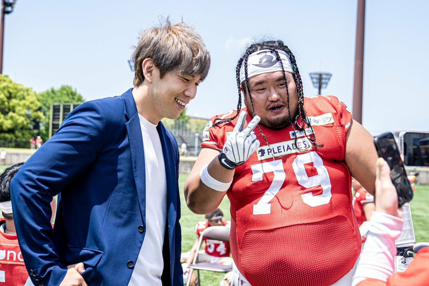 コージ（左）は「ブルゾンちえみ with B」として活躍。大学時代は日本一に輝くなど有力なアメフト選手でもあった／チーム提供