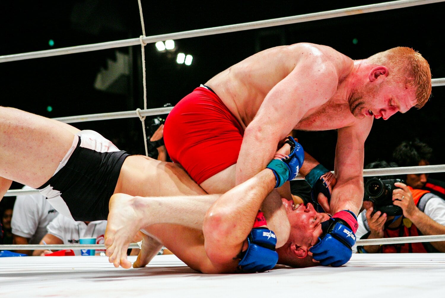 右ひざで腕をロックし、シュルトの動きを封じるハリトーノフ　©Susumu Nagao