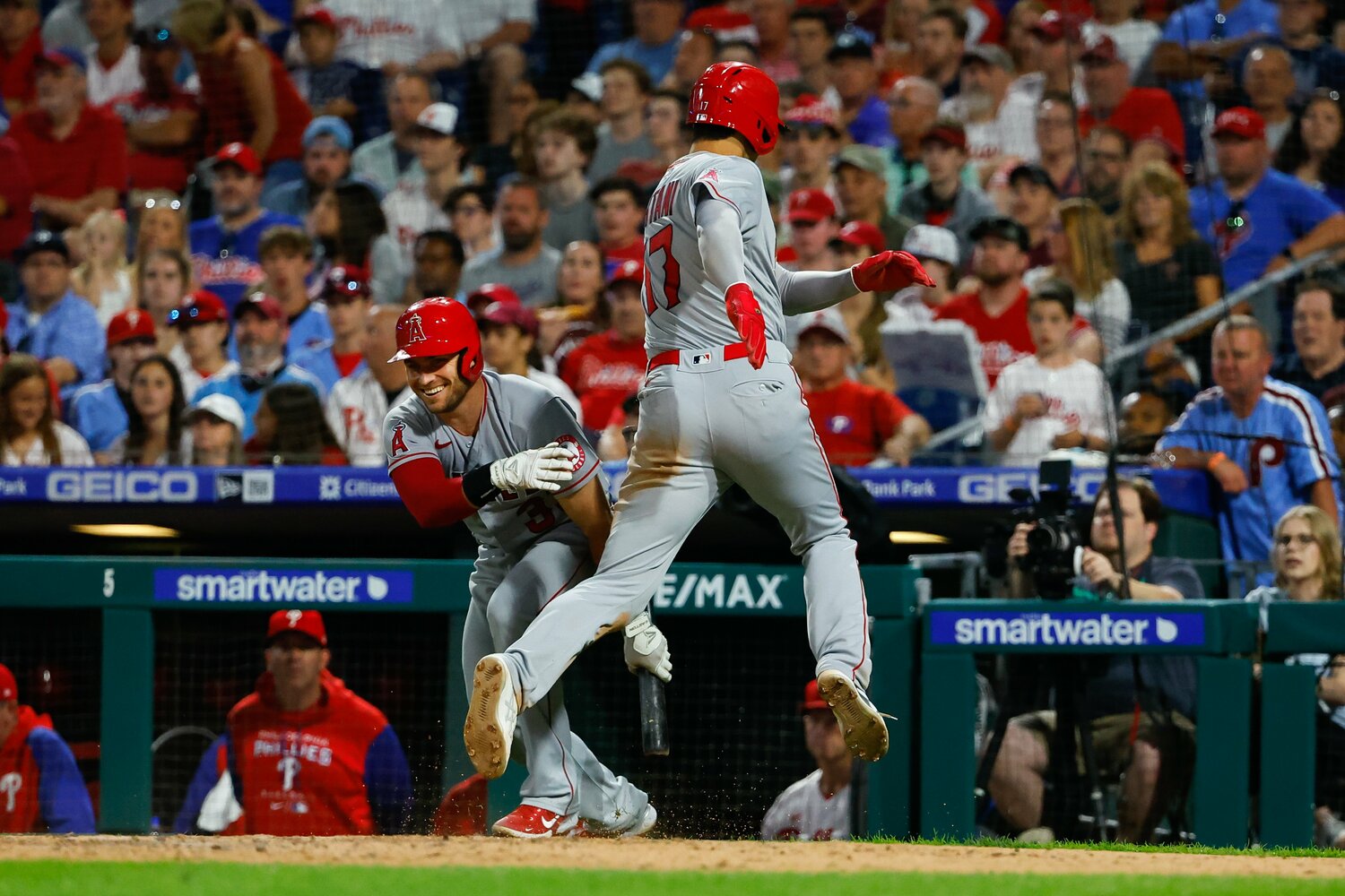 ジャンプしながらホームインする大谷翔平を笑顔で出迎えるウォード（2022年6月）　©Getty Images