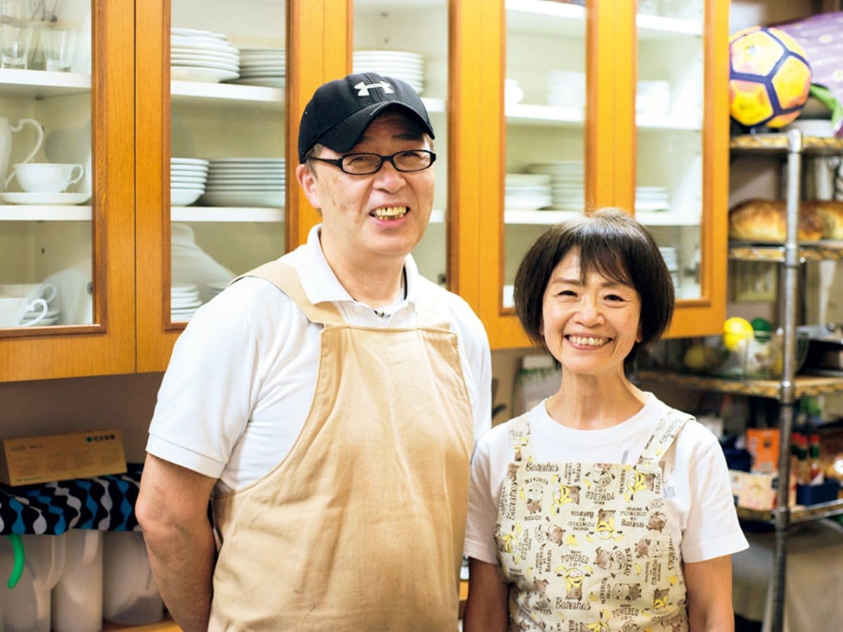店主の大垣昭さん（左）と妻・千鶴さん。月曜が定休日となっているが、休日返上でベーコンやパン、デザートを作るこだわりも。「なんとか体がもつうちは頑張りたいですね」（昭さん）　Yuki Suenaga