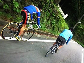 高尾、秩父、奥多摩などの峠道は、サイクリストたちの天国。自然の風景を撮影したり、地図や観光スポットを検索するために、自転車ツーリングには機能的なスマホは欠かせない。 