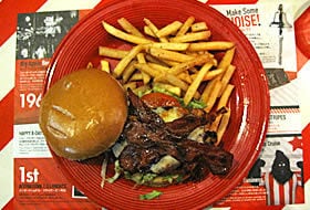 ＜晩＞　チキンバーガー、フライドポテト。「休みの日は外食が多いですけど、普段は自炊。会社にお弁当を持っていくこともあります。丸の内ってランチも高いんで……。シリコンクッカーでお野菜を蒸したり、まあ手抜き料理なんですけど」。照れるように笑ってビールを飲み干す、男前な美女である