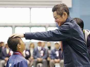 「人と比較せず自分の中で少し頑張る」イチローが野球少年に送った人生訓。＜Number Web＞ photograph by Kyodo News