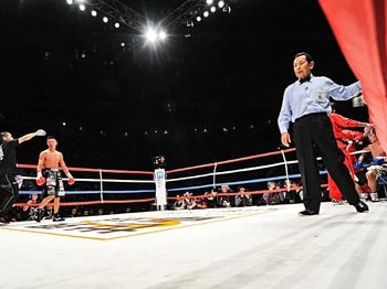 内山高志、TKO勝ち。両目とも腫れ、視界がない三浦隆司が「もう無理」。＜Number Web＞ photograph by Hiroaki Yamaguchi