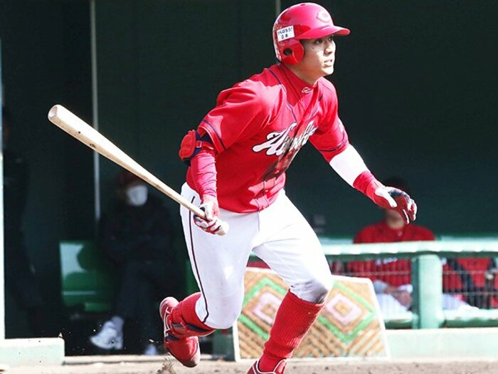 菊池・梵に挑むカープ・田中広輔。使い勝手と期待感を併せ持つ新人。<Number Web> photograph by NIKKAN SPORTS