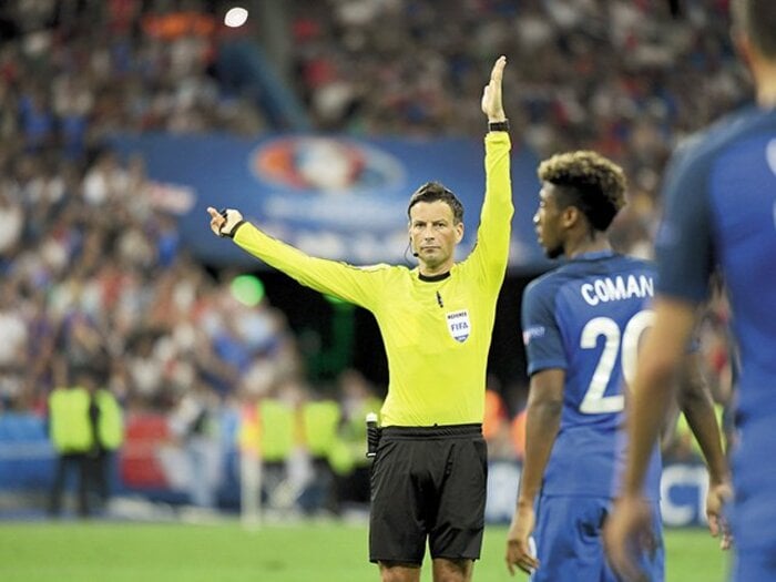 プレミア屈指の名審判がサウジへ。高年収の代わりに失ったW杯決勝の笛。＜Number Web＞ photograph by Pierre Lahalle