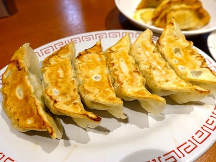 宇都宮餃子と岡本和真のHRを堪能！風に吹かれて男のぶらり野球ふたり旅。＜Number Web＞ photograph by Yasutaka Nakamizo