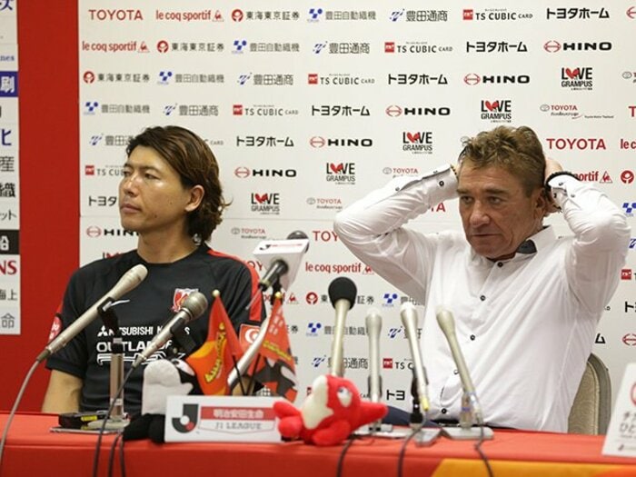 ミシャと11年歩んだ通訳兼コーチ。杉浦大輔が語る名将の涙と戴冠。<Number Web> photograph by J.LEAGUE.PHOTOS