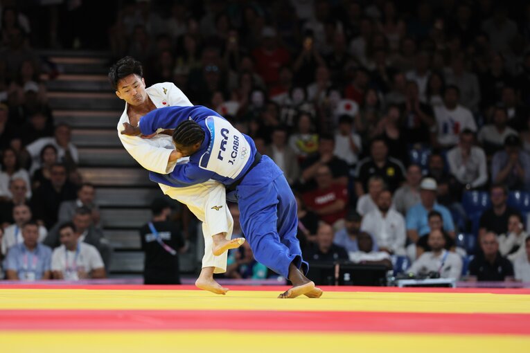 ギャバと攻防を繰り広げる橋本　©Kaoru Watanabe/JMPA