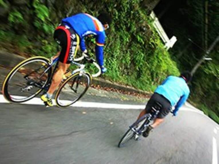 高尾、秩父、奥多摩などの峠道は、サイクリストたちの天国。自然の風景を撮影したり、地図や観光スポットを検索するために、自転車ツーリングには機能的なスマホは欠かせない。 