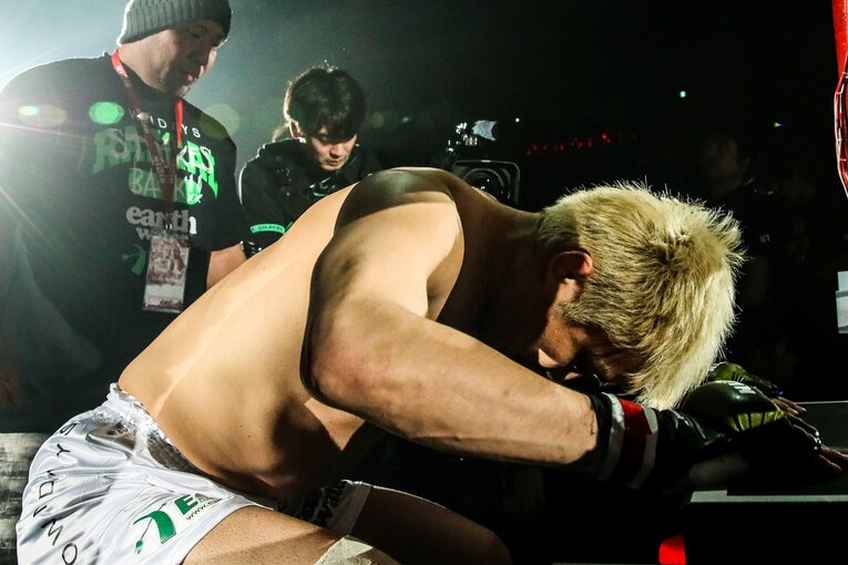 2017年大晦日の『RIZIN.9』の試合前、リングに深く礼をする五味　©RIZIN FF Susumu Nagao