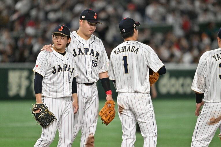 3番手として登場した宮城。声をかける村上宗隆　©Naoya Sanuki