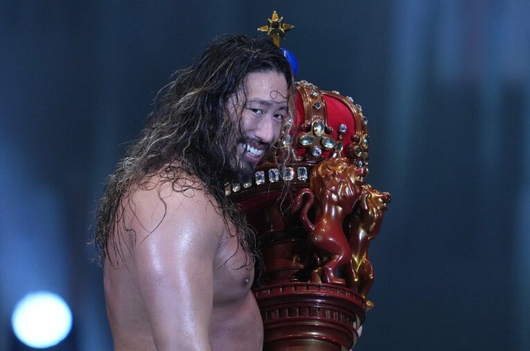 不敵な笑みを浮かべて『NEW JAPAN CUP』の優勝トロフィーを抱く辻陽太（30歳）。明確な結果を携えてIWGP王者の内藤哲也に挑戦する ／ photograph by Masashi Hara