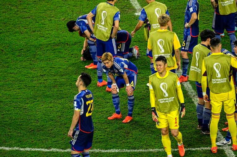 クロアチア戦後、選手たちをなぐさめ、自身も涙する川島　©Takuya Sugiyama／JMPA