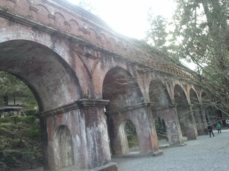 近くの琵琶湖疏水の水路閣　©Noboru Tamaru