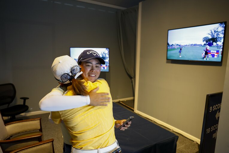 優勝した笹生優花を祝う渋野日向子　©︎USGA/Chris Keane