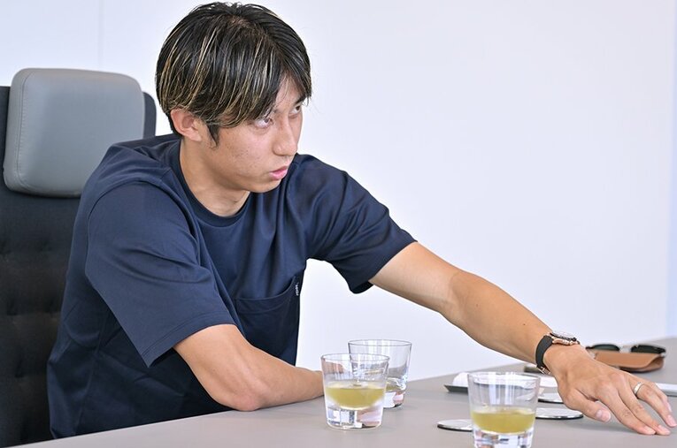 伊藤洋輝はインタビュー中、コップやコースターを駆使してビルドアップ時の考えを明かしてくれた　©Hideki Sugiyama