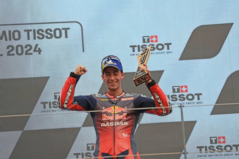 表彰式で喜びを隠さないアコスタ　©Satoshi Endo