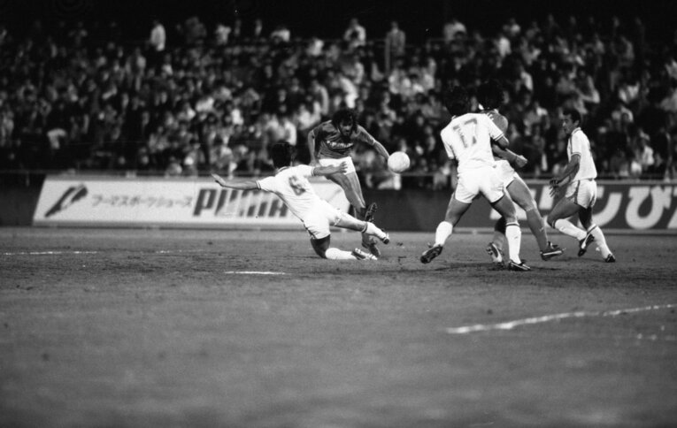 日本代表のゴールへ襲いかかる読売クラブMFラモス　©︎KYODO