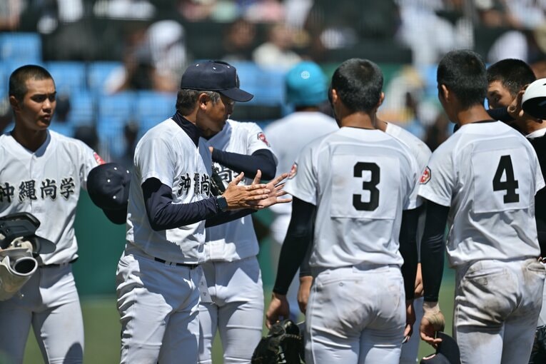 今夏の甲子園で指導する比嘉監督（写真はまだまだ続きます）　©Hideki Sugiyama