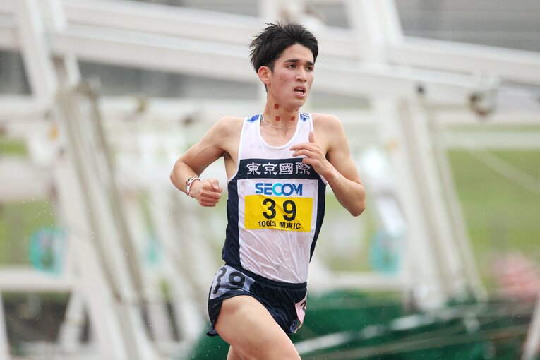 関東インカレ10000m決勝を走る丹所。大学の先輩でもある東京五輪10000m代表・伊藤達彦が在学中に持っていた記録はすでに更新している　©AFLO