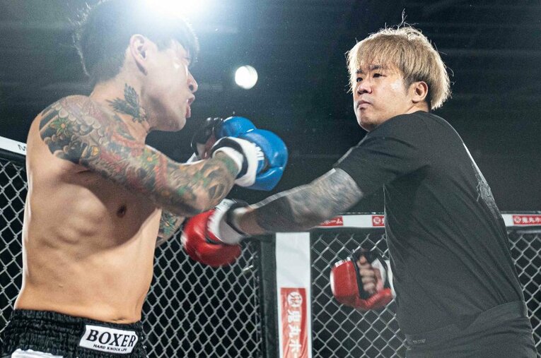 BreakingDown9.5にて久保田覚に判定勝ちを収めたやまかわしょうた（右） ／ photograph by BreakingDown