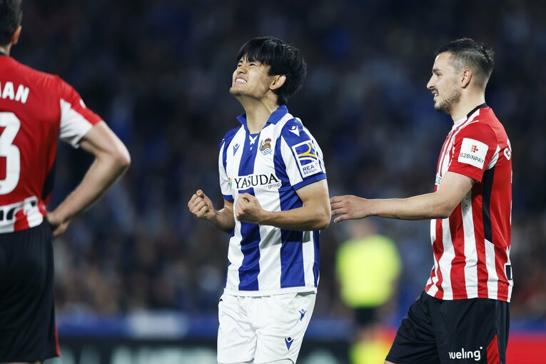 「それファウルだから」PKの笛は鳴らず…“久保建英が倒された写真”がダービー翌日、現地紙一面に「クボ対策は反則かスレスレしかない」雄弁な証拠(14)