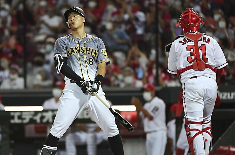 35打席連続無安打で、登録抹消の報道も出ている佐藤輝明。山崎武司氏にスランプ脱出法を聞いた ／ photograph by Kyodo News