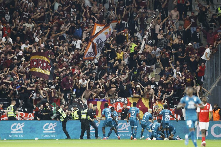 「地獄です」伊東純也も中村敬斗もボウ然の降格…激怒サポがシート投げ込み「中村には引き抜き報道」日本代表戦前に残酷なリアル(17)