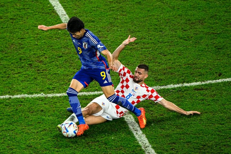 カタールW杯での三笘　©Takuya Sugiyama/JMPA