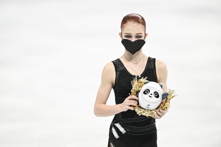 「泣いてる場合じゃない」新女王・坂本花織と中野コーチが守った“フィギュアの品格” 「20年前のスケート」発言のタラソワへ伝えたいこと(39)