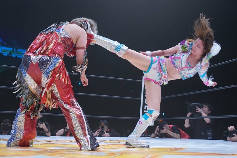 彩羽匠にスーパーキックを叩き込む岩谷麻優　©Essei Hara