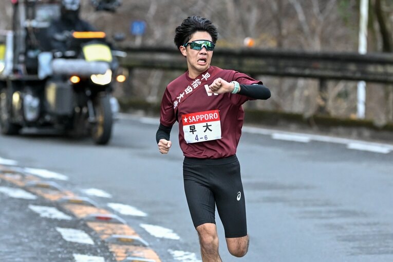 追うルーキー・石川に差を広げられ、思わず時計をチェックする早大の6区・山崎　©︎Nanae Suzuki