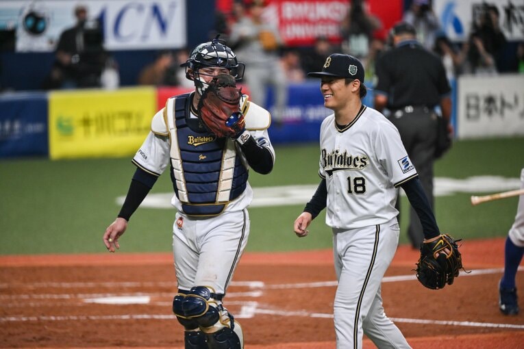 日本シリーズ第6戦、試合中の山本由伸と若月捕手　©︎Nanae Suzuki