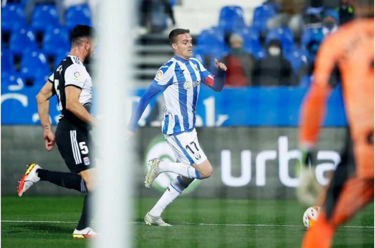 柴崎岳vs岡崎慎司が《ユニフォームを引っ張ってバチバチ》 撮影カメラマンが凍えそうな雨中で捉えた“熱いバトル”の瞬間(19)