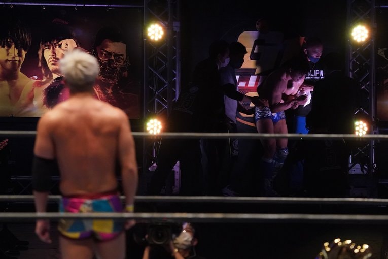 退場する飯伏を見つめるオカダ。ベルト要求は「飯伏を待つ」というオカダなりのメッセージのようだ