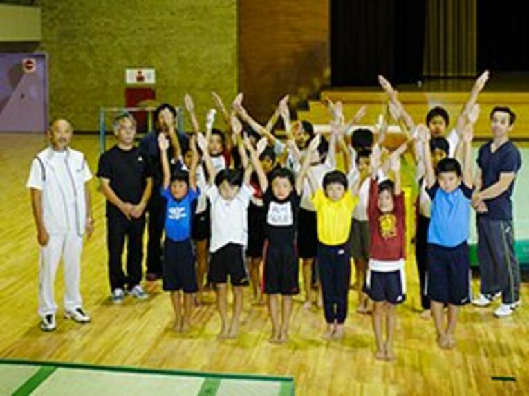 和歌山県立体育館の体操教室にて。左端が田中氏、その隣に伊熊氏。2人が指導する中でも一番初歩のクラスだ。 