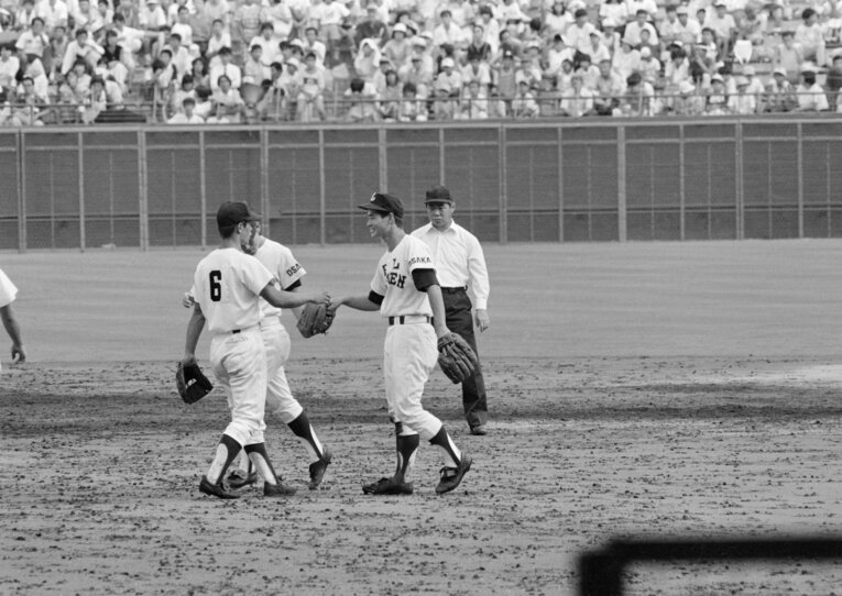 10回、交代して守備に向かう桑田　©JIJI PRESS